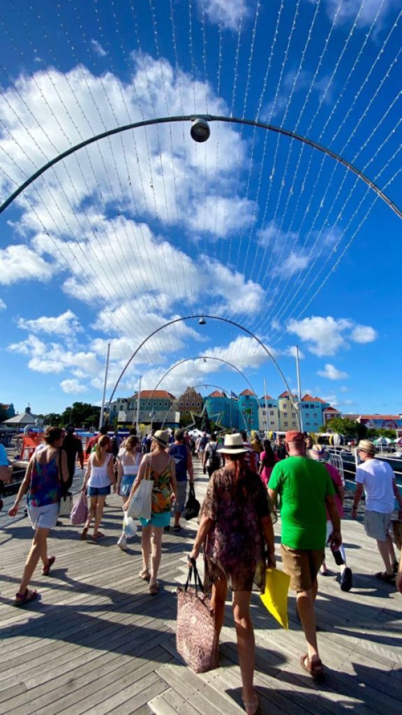 Wat te doen op Curaçao willemstad streetart ervaring reizen pontjesbrug brug