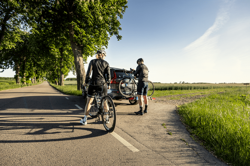 Thule OutWay fietsers bij auto fiets auto weiland landschap