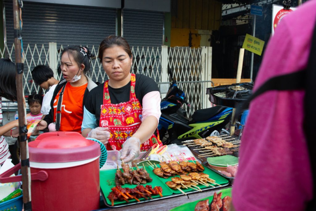 streetfood bangkok vrouw met eten op markt