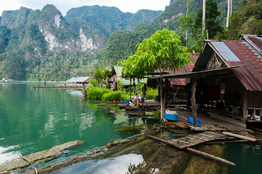 khao sok jungletocht locals huisjes thailand met kinderen rondreis