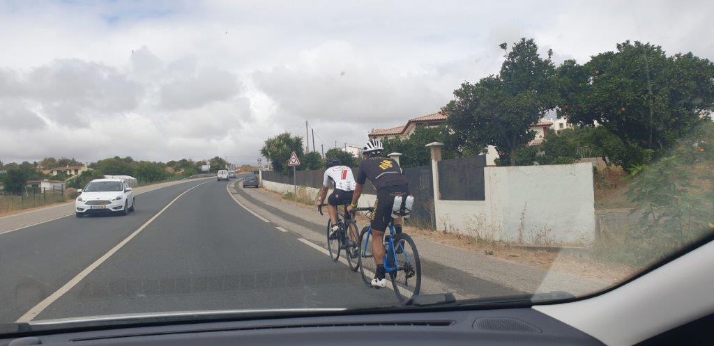 fietsers op snelweg